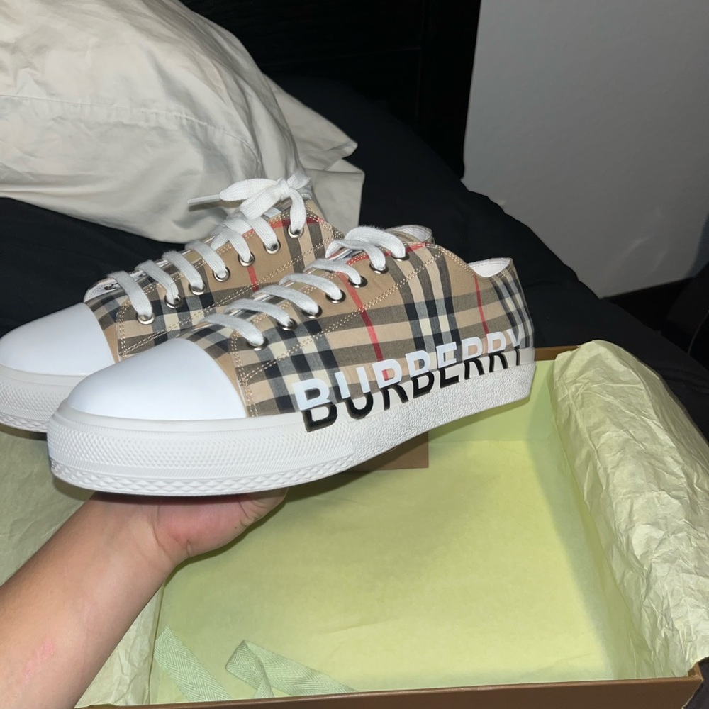 Size 9 new burberrys